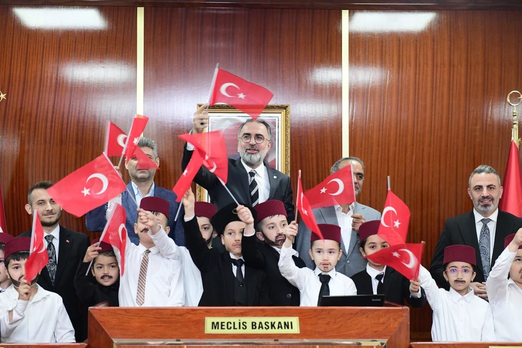 Meclis’in Açılışı Kestel Belediyesi’nde Miniklerle Yeniden Canlandı