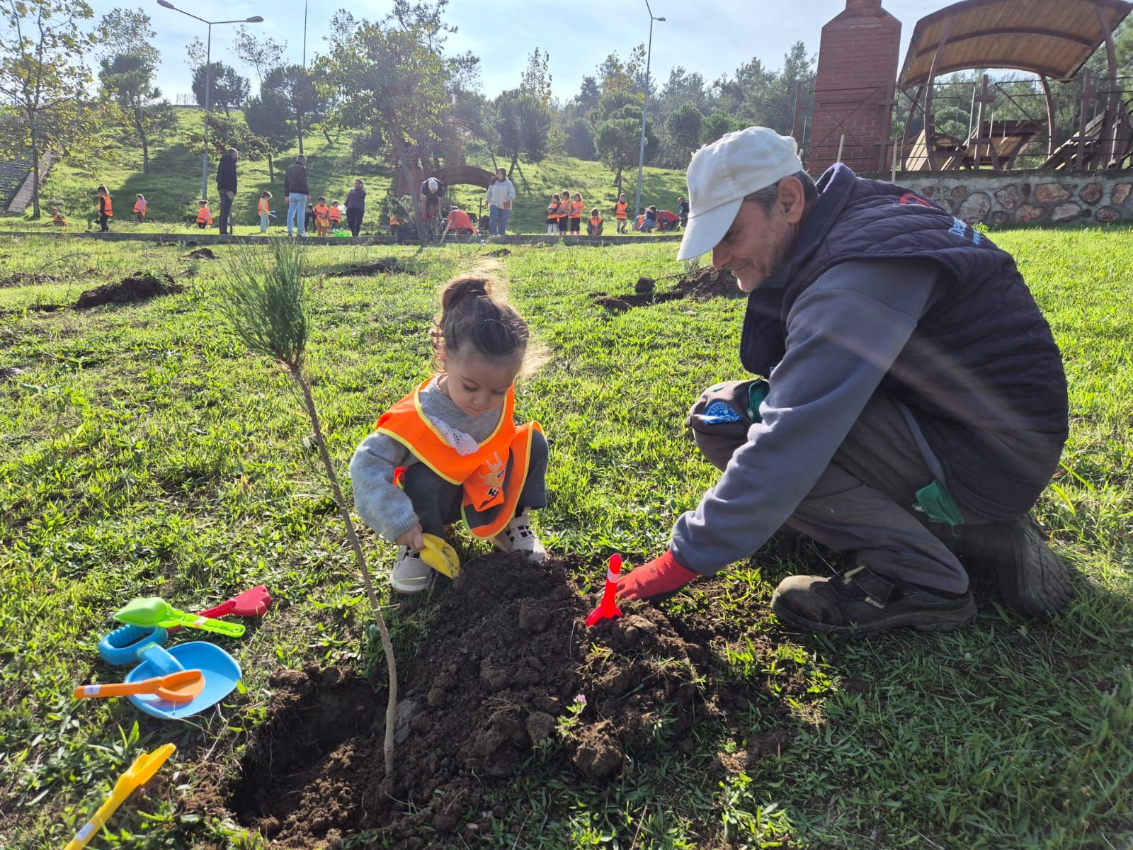 Yeni Yeşil Alanlar İçin 1000'lerce Fidan
