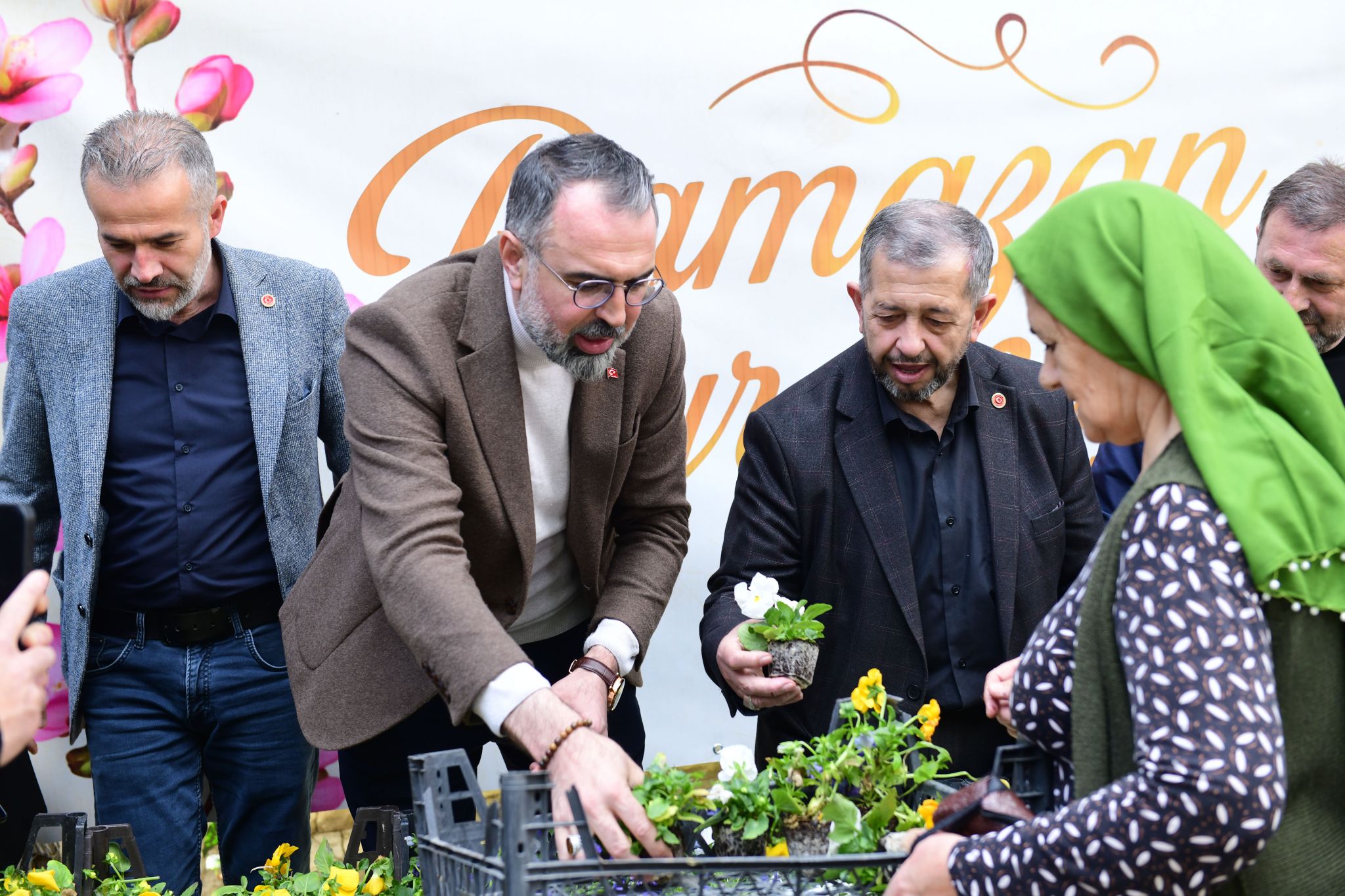Mezarlıklarda Geleneksel Çiçek Ve Fidan Dağıtımı