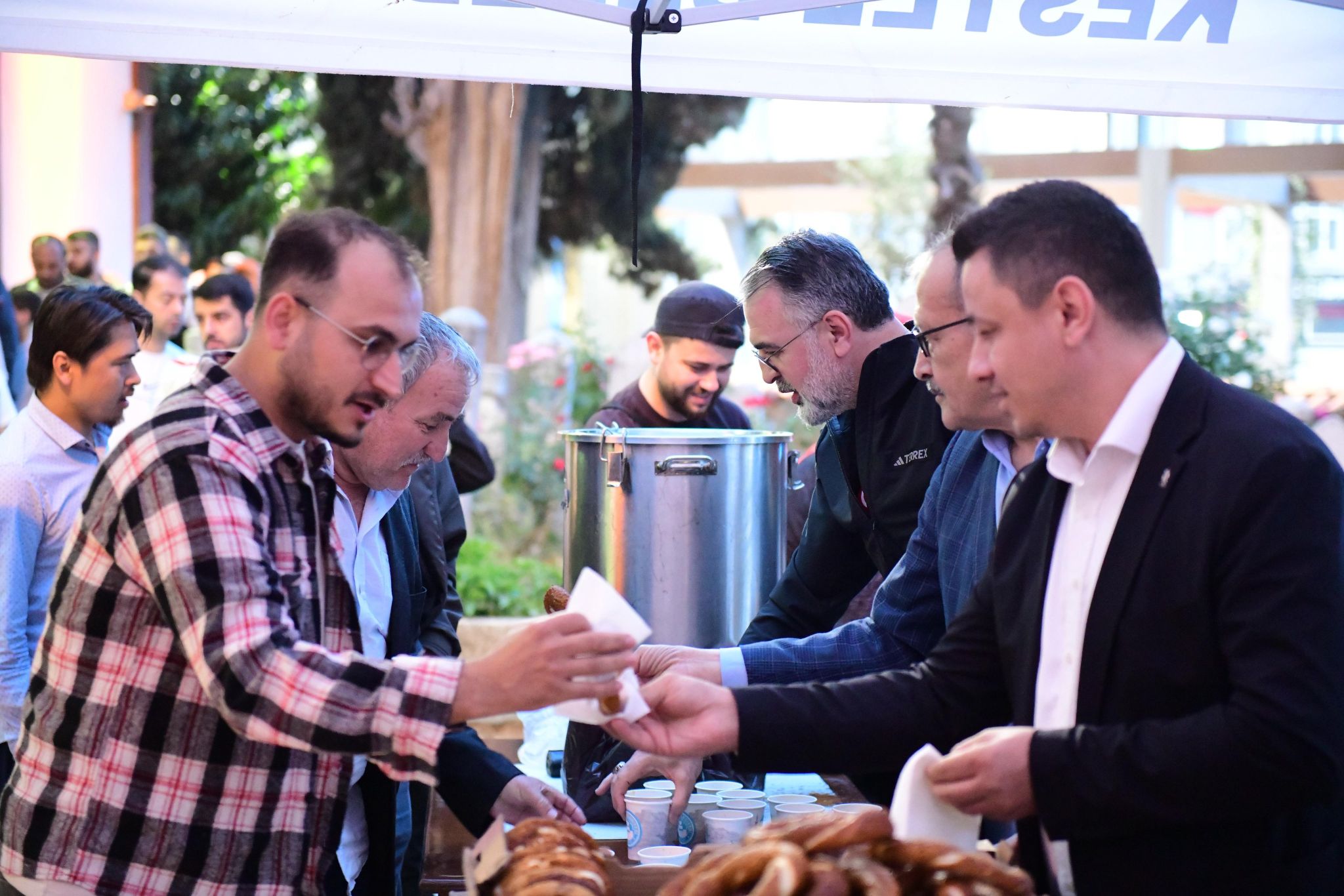 Sabahın ilk ışıklarıyla başlayan birlik ve beraberlik tablosu, Kestel Meydanı’nda milli coşkuya dönüştü
